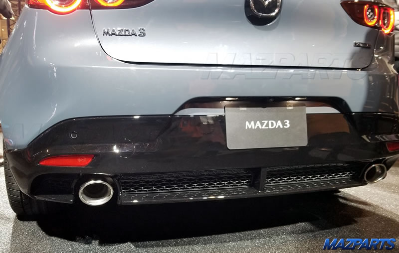 オートサロンで新型アクセラ・マツダ３／MAZDA3 Hatch 2019を見てきたよ（くるくる回るアクセラのHD動画あり） | マツダ車専門・輸入オリジナルパーツ販売  MAZPARTS Official Blog